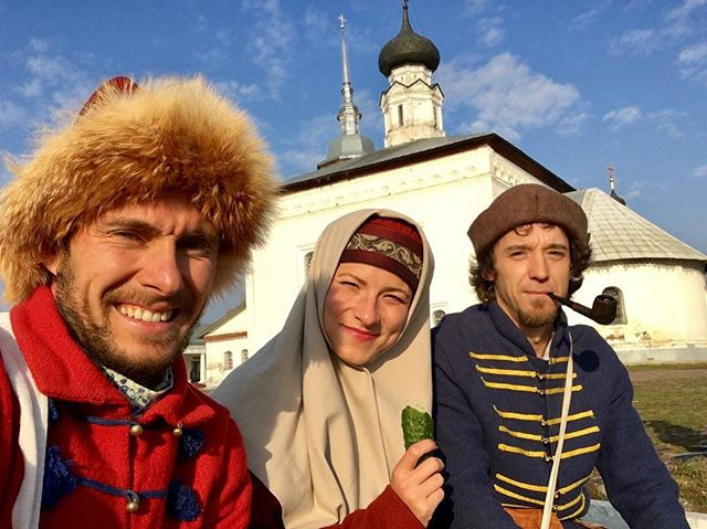 Суздаль готовится принять тысячи туристов на майские праздники. Загрузка отелей большая, говорят специалисты, но забронировать номер еще можно. Многие откладывают решение на последний момент. Но никто не сомневается, что гостей в начале мая в городе будет много. Правда, и заплатить за отдых придется больше обычного.