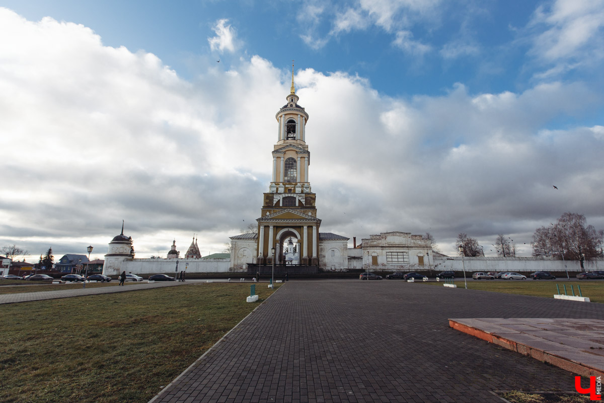 Суздаль готовится принять тысячи туристов на майские праздники. Загрузка отелей большая, говорят специалисты, но забронировать номер еще можно. Многие откладывают решение на последний момент. Но никто не сомневается, что гостей в начале мая в городе будет много. Правда, и заплатить за отдых придется больше обычного.