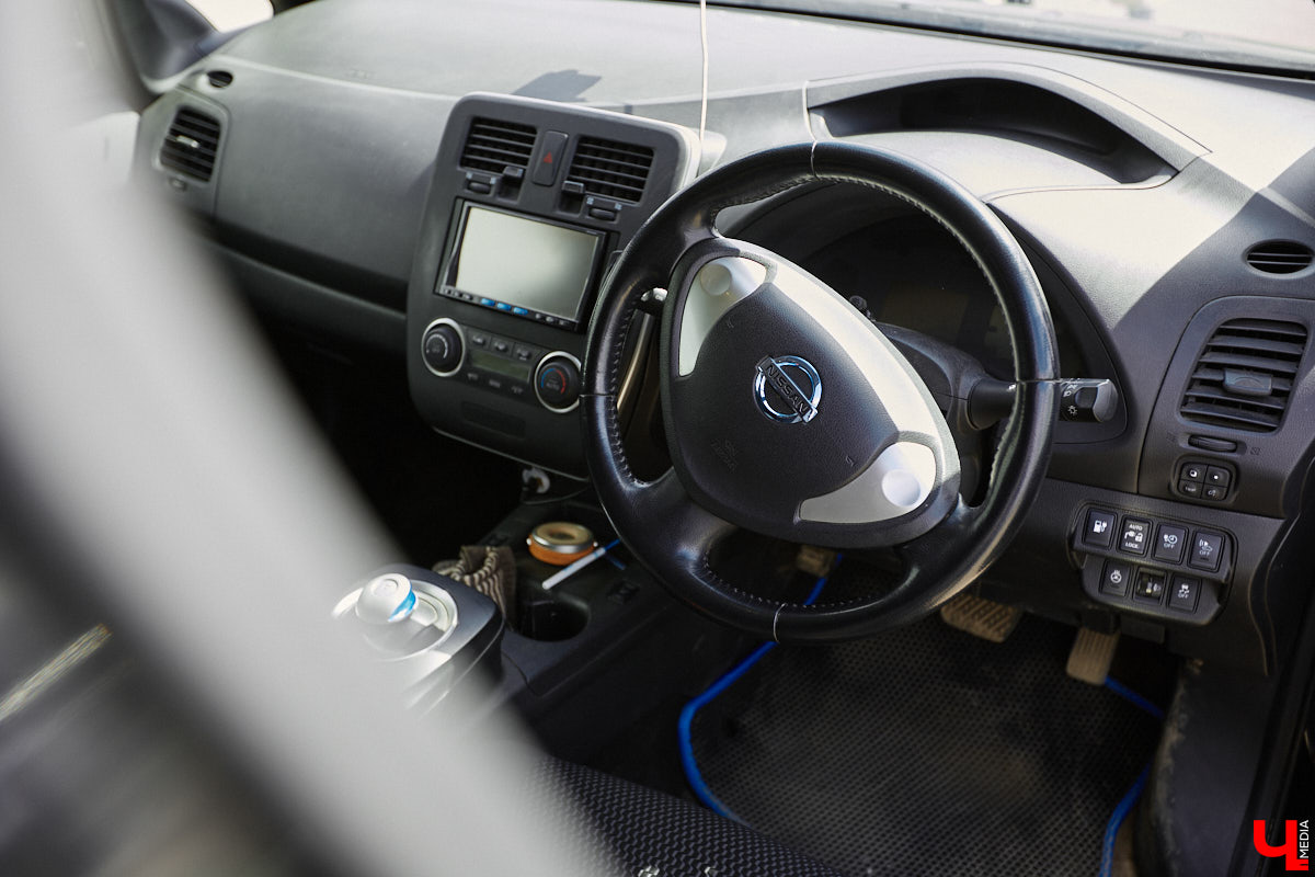 Сверкающая красная Tesla разрезала воздух, ловя восхищенные взгляды. Примерно так началась встреча владельцев электромобилей и гибридов в областном центре. Участие в ней приняли около 15 человек — владельцев и поклонников электрокаров. Пять авто выстроились в ряд перед «Белым домом». Самым везучим дали порулить Tesla. Интервью владельцев электрокаров и много-много шикарных фото — в материале «Ключ-Медиа».