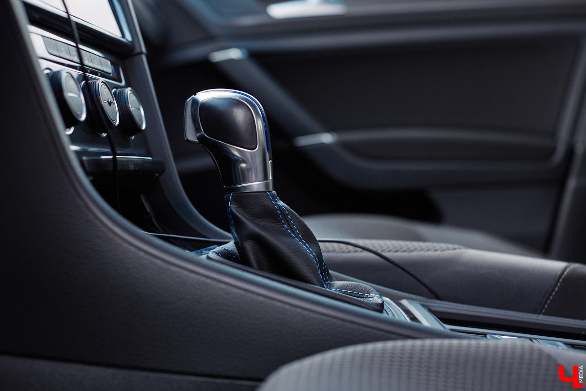 Сверкающая красная Tesla разрезала воздух, ловя восхищенные взгляды. Примерно так началась встреча владельцев электромобилей и гибридов в областном центре. Участие в ней приняли около 15 человек — владельцев и поклонников электрокаров. Пять авто выстроились в ряд перед «Белым домом». Самым везучим дали порулить Tesla. Интервью владельцев электрокаров и много-много шикарных фото — в материале «Ключ-Медиа».