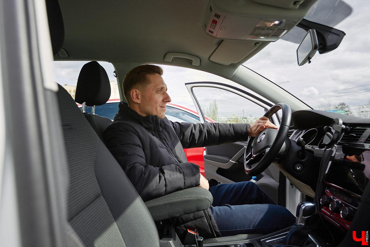 Сверкающая красная Tesla разрезала воздух, ловя восхищенные взгляды. Примерно так началась встреча владельцев электромобилей и гибридов в областном центре. Участие в ней приняли около 15 человек — владельцев и поклонников электрокаров. Пять авто выстроились в ряд перед «Белым домом». Самым везучим дали порулить Tesla. Интервью владельцев электрокаров и много-много шикарных фото — в материале «Ключ-Медиа».