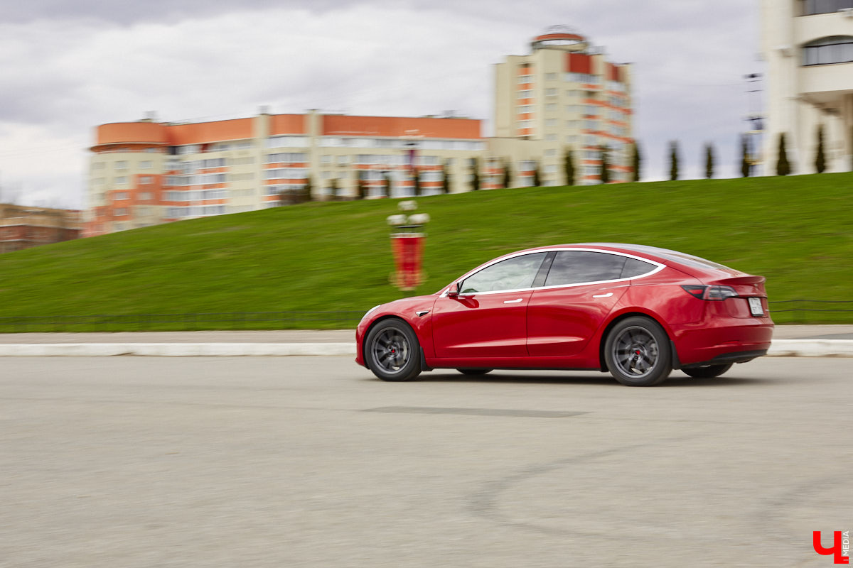 Сверкающая красная Tesla разрезала воздух, ловя восхищенные взгляды. Примерно так началась встреча владельцев электромобилей и гибридов в областном центре. Участие в ней приняли около 15 человек — владельцев и поклонников электрокаров. Пять авто выстроились в ряд перед «Белым домом». Самым везучим дали порулить Tesla. Интервью владельцев электрокаров и много-много шикарных фото — в материале «Ключ-Медиа».