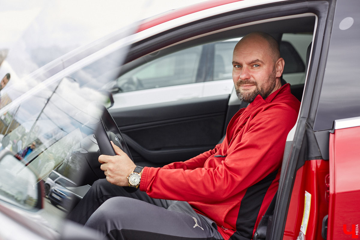 Сверкающая красная Tesla разрезала воздух, ловя восхищенные взгляды. Примерно так началась встреча владельцев электромобилей и гибридов в областном центре. Участие в ней приняли около 15 человек — владельцев и поклонников электрокаров. Пять авто выстроились в ряд перед «Белым домом». Самым везучим дали порулить Tesla. Интервью владельцев электрокаров и много-много шикарных фото — в материале «Ключ-Медиа».