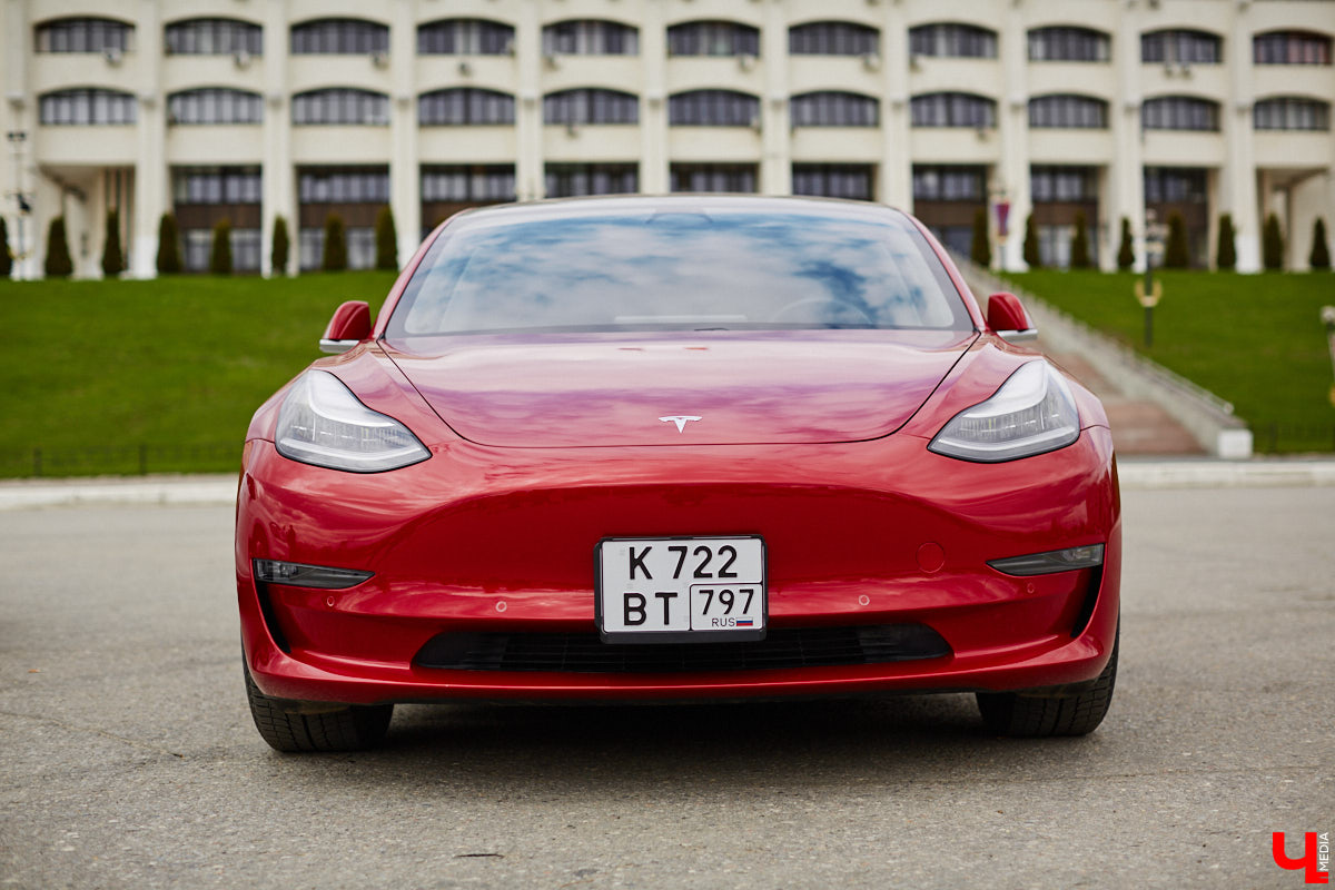 Сверкающая красная Tesla разрезала воздух, ловя восхищенные взгляды. Примерно так началась встреча владельцев электромобилей и гибридов в областном центре. Участие в ней приняли около 15 человек — владельцев и поклонников электрокаров. Пять авто выстроились в ряд перед «Белым домом». Самым везучим дали порулить Tesla. Интервью владельцев электрокаров и много-много шикарных фото — в материале «Ключ-Медиа».