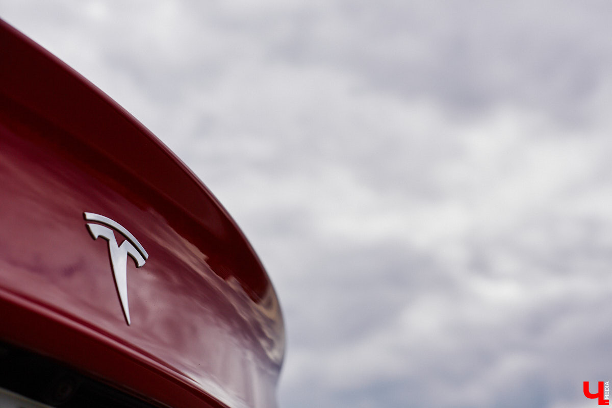 Сверкающая красная Tesla разрезала воздух, ловя восхищенные взгляды. Примерно так началась встреча владельцев электромобилей и гибридов в областном центре. Участие в ней приняли около 15 человек — владельцев и поклонников электрокаров. Пять авто выстроились в ряд перед «Белым домом». Самым везучим дали порулить Tesla. Интервью владельцев электрокаров и много-много шикарных фото — в материале «Ключ-Медиа».