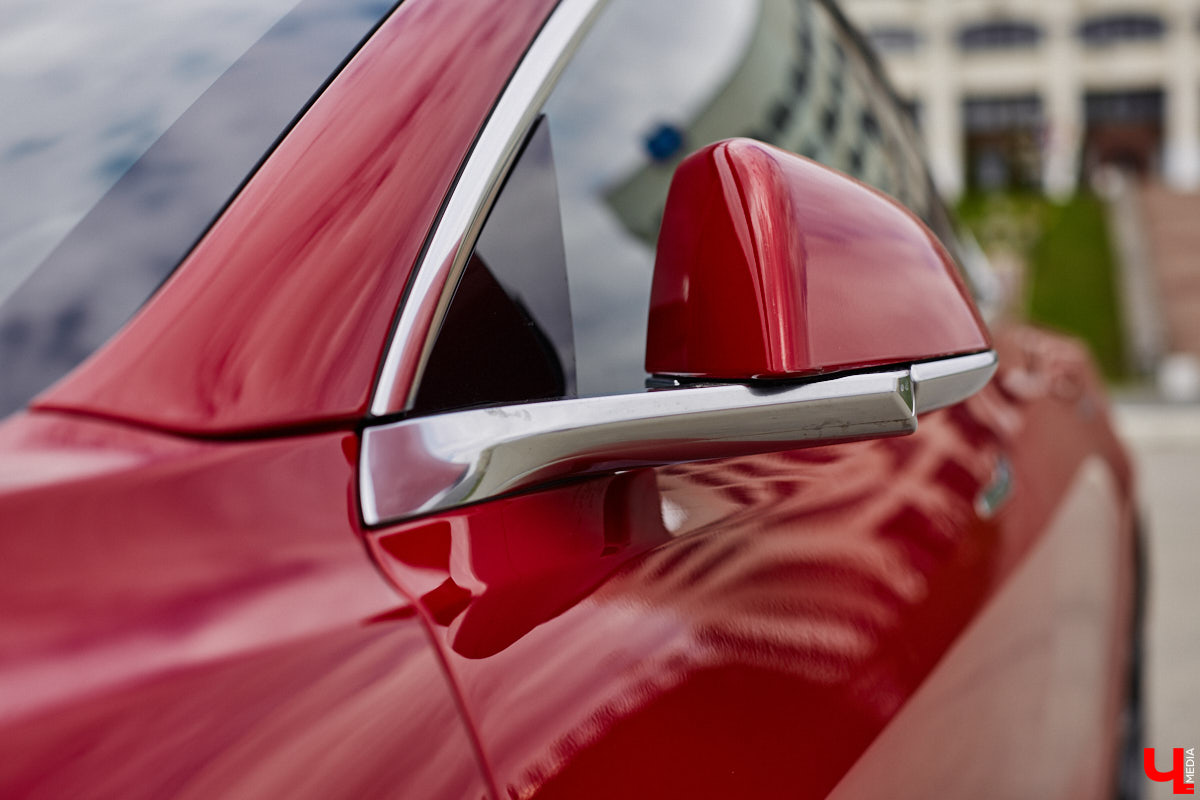 Сверкающая красная Tesla разрезала воздух, ловя восхищенные взгляды. Примерно так началась встреча владельцев электромобилей и гибридов в областном центре. Участие в ней приняли около 15 человек — владельцев и поклонников электрокаров. Пять авто выстроились в ряд перед «Белым домом». Самым везучим дали порулить Tesla. Интервью владельцев электрокаров и много-много шикарных фото — в материале «Ключ-Медиа».