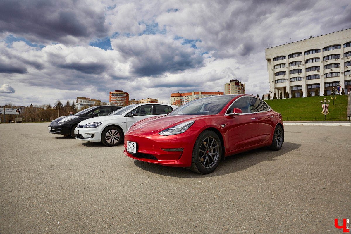 Сверкающая красная Tesla разрезала воздух, ловя восхищенные взгляды. Примерно так началась встреча владельцев электромобилей и гибридов в областном центре. Участие в ней приняли около 15 человек — владельцев и поклонников электрокаров. Пять авто выстроились в ряд перед «Белым домом». Самым везучим дали порулить Tesla. Интервью владельцев электрокаров и много-много шикарных фото — в материале «Ключ-Медиа».