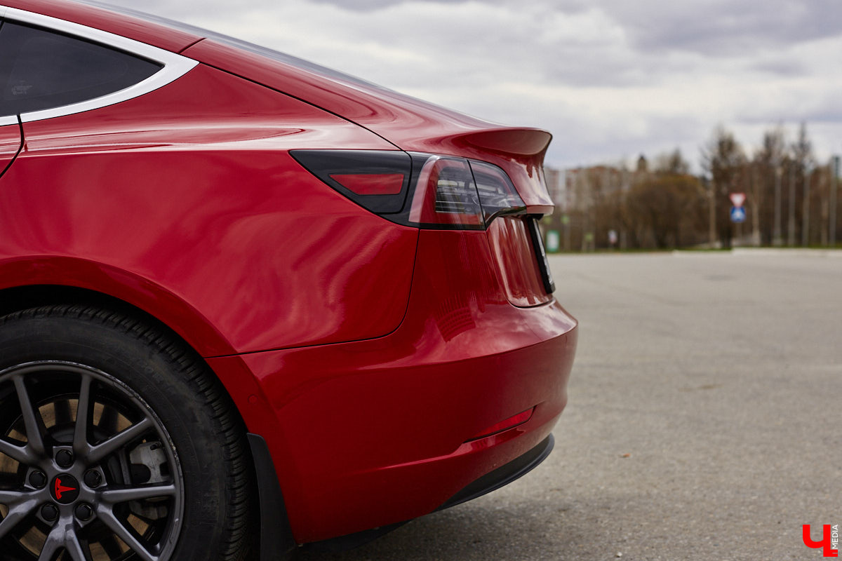 Сверкающая красная Tesla разрезала воздух, ловя восхищенные взгляды. Примерно так началась встреча владельцев электромобилей и гибридов в областном центре. Участие в ней приняли около 15 человек — владельцев и поклонников электрокаров. Пять авто выстроились в ряд перед «Белым домом». Самым везучим дали порулить Tesla. Интервью владельцев электрокаров и много-много шикарных фото — в материале «Ключ-Медиа».