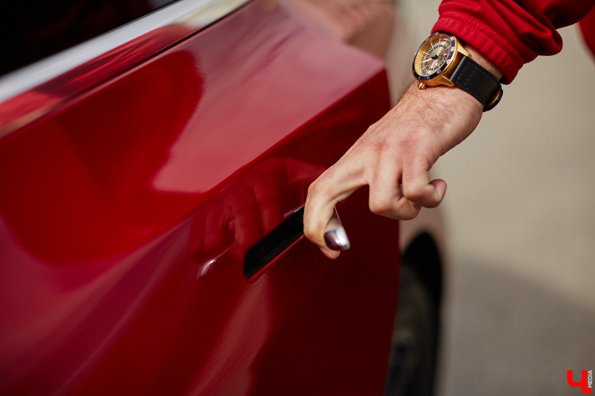 Сверкающая красная Tesla разрезала воздух, ловя восхищенные взгляды. Примерно так началась встреча владельцев электромобилей и гибридов в областном центре. Участие в ней приняли около 15 человек — владельцев и поклонников электрокаров. Пять авто выстроились в ряд перед «Белым домом». Самым везучим дали порулить Tesla. Интервью владельцев электрокаров и много-много шикарных фото — в материале «Ключ-Медиа».