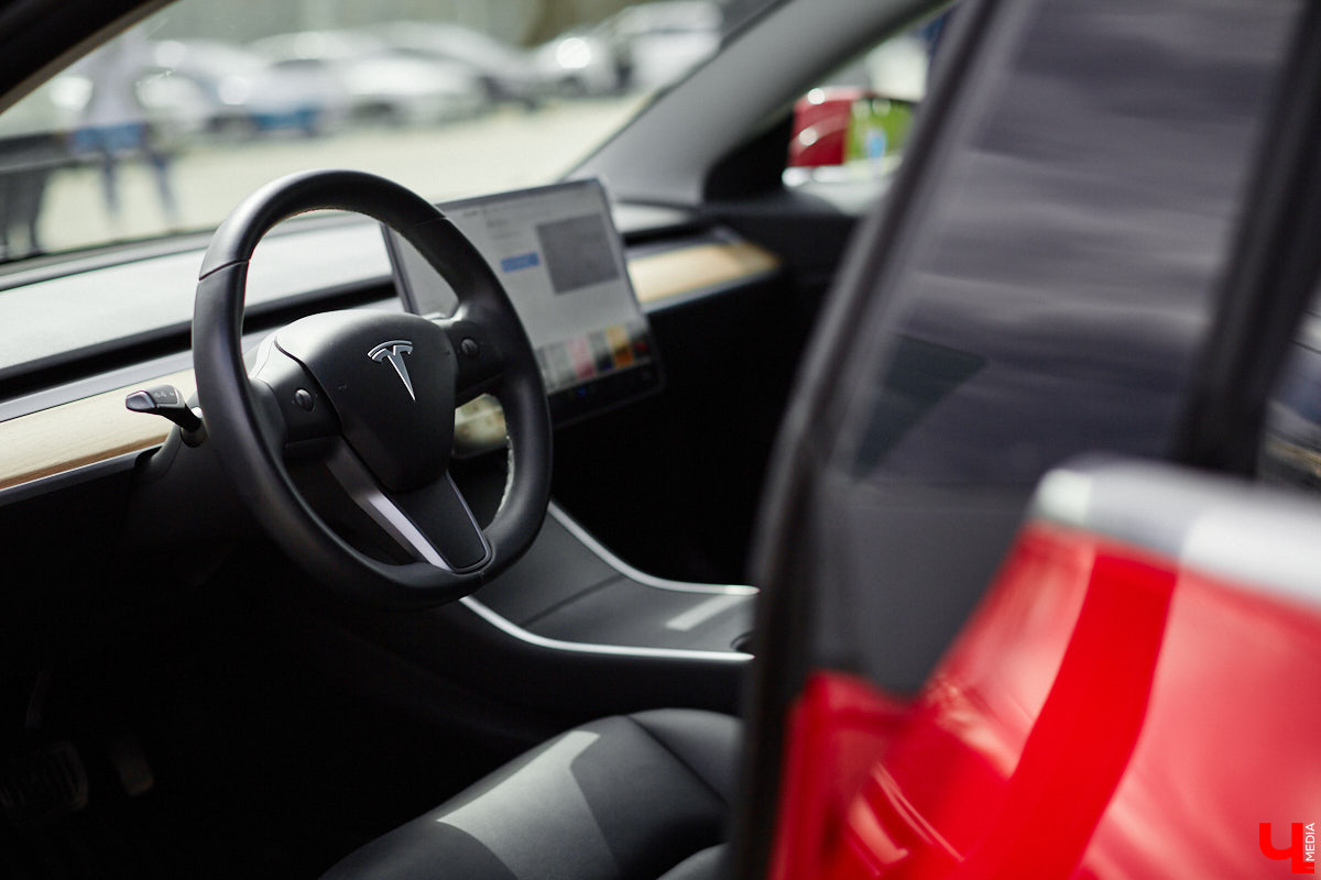 Сверкающая красная Tesla разрезала воздух, ловя восхищенные взгляды. Примерно так началась встреча владельцев электромобилей и гибридов в областном центре. Участие в ней приняли около 15 человек — владельцев и поклонников электрокаров. Пять авто выстроились в ряд перед «Белым домом». Самым везучим дали порулить Tesla. Интервью владельцев электрокаров и много-много шикарных фото — в материале «Ключ-Медиа».