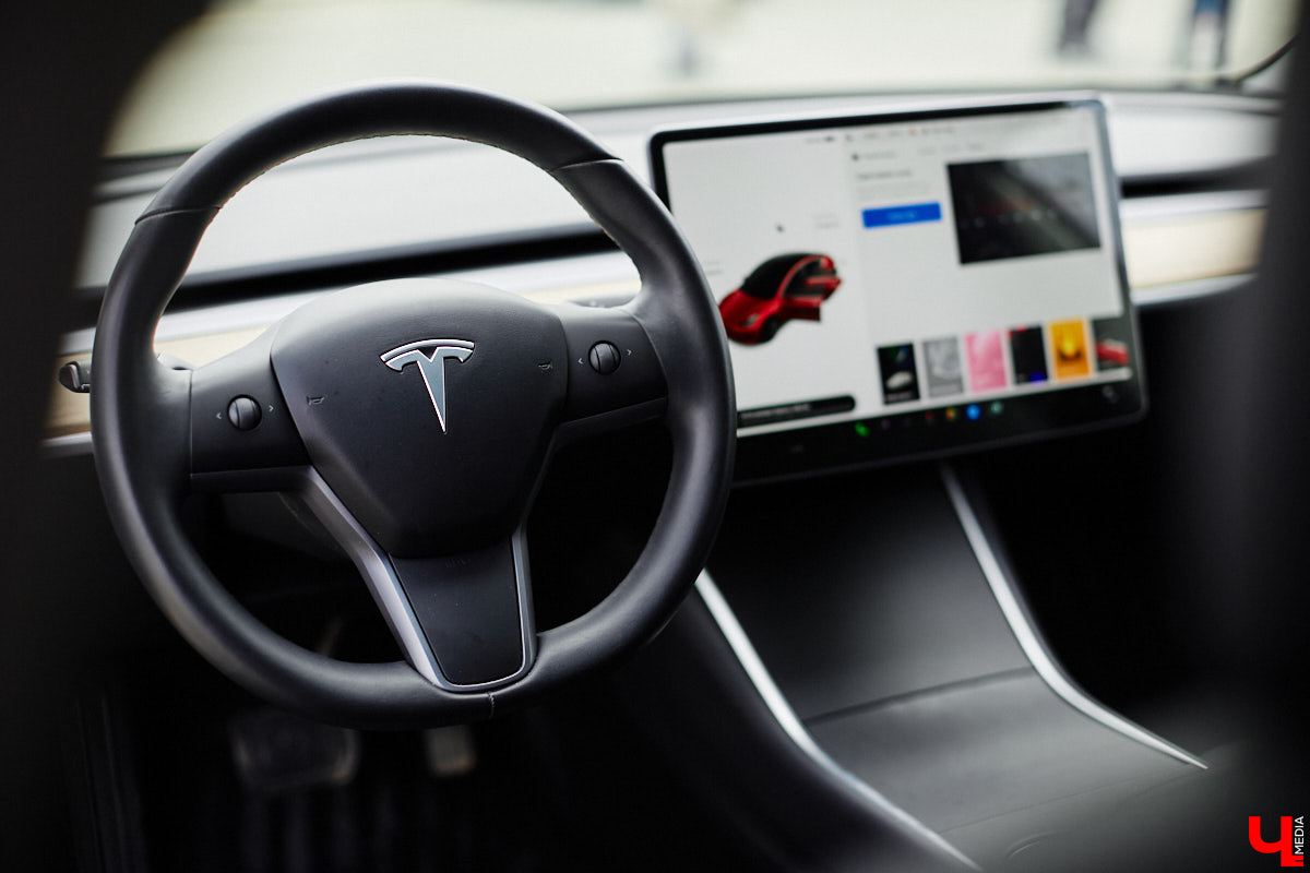 Сверкающая красная Tesla разрезала воздух, ловя восхищенные взгляды. Примерно так началась встреча владельцев электромобилей и гибридов в областном центре. Участие в ней приняли около 15 человек — владельцев и поклонников электрокаров. Пять авто выстроились в ряд перед «Белым домом». Самым везучим дали порулить Tesla. Интервью владельцев электрокаров и много-много шикарных фото — в материале «Ключ-Медиа».
