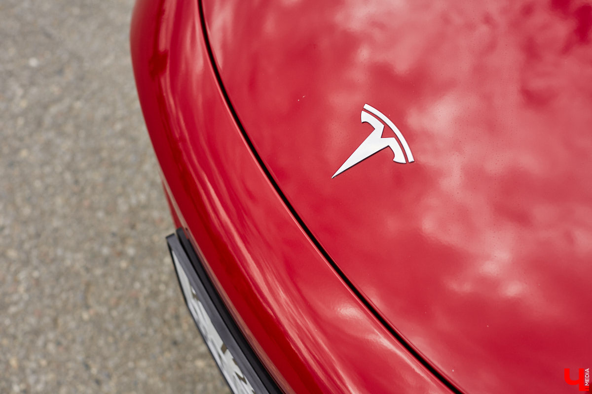 Сверкающая красная Tesla разрезала воздух, ловя восхищенные взгляды. Примерно так началась встреча владельцев электромобилей и гибридов в областном центре. Участие в ней приняли около 15 человек — владельцев и поклонников электрокаров. Пять авто выстроились в ряд перед «Белым домом». Самым везучим дали порулить Tesla. Интервью владельцев электрокаров и много-много шикарных фото — в материале «Ключ-Медиа».