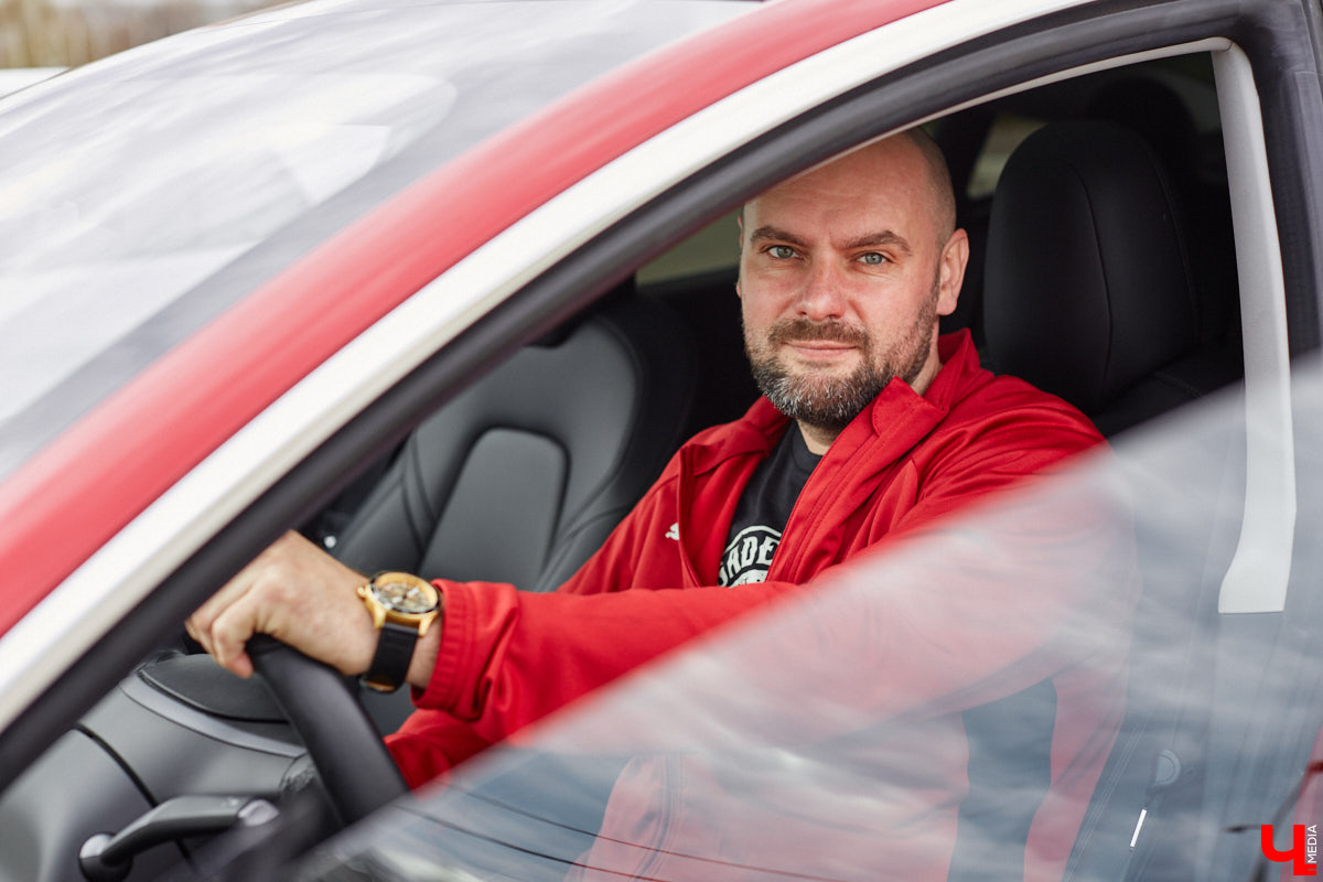 Сверкающая красная Tesla разрезала воздух, ловя восхищенные взгляды. Примерно так началась встреча владельцев электромобилей и гибридов в областном центре. Участие в ней приняли около 15 человек — владельцев и поклонников электрокаров. Пять авто выстроились в ряд перед «Белым домом». Самым везучим дали порулить Tesla. Интервью владельцев электрокаров и много-много шикарных фото — в материале «Ключ-Медиа».