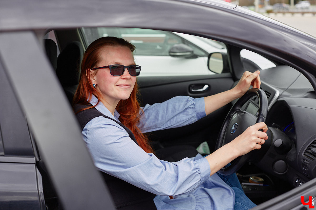 Сверкающая красная Tesla разрезала воздух, ловя восхищенные взгляды. Примерно так началась встреча владельцев электромобилей и гибридов в областном центре. Участие в ней приняли около 15 человек — владельцев и поклонников электрокаров. Пять авто выстроились в ряд перед «Белым домом». Самым везучим дали порулить Tesla. Интервью владельцев электрокаров и много-много шикарных фото — в материале «Ключ-Медиа».