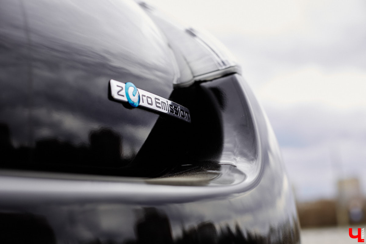 Сверкающая красная Tesla разрезала воздух, ловя восхищенные взгляды. Примерно так началась встреча владельцев электромобилей и гибридов в областном центре. Участие в ней приняли около 15 человек — владельцев и поклонников электрокаров. Пять авто выстроились в ряд перед «Белым домом». Самым везучим дали порулить Tesla. Интервью владельцев электрокаров и много-много шикарных фото — в материале «Ключ-Медиа».