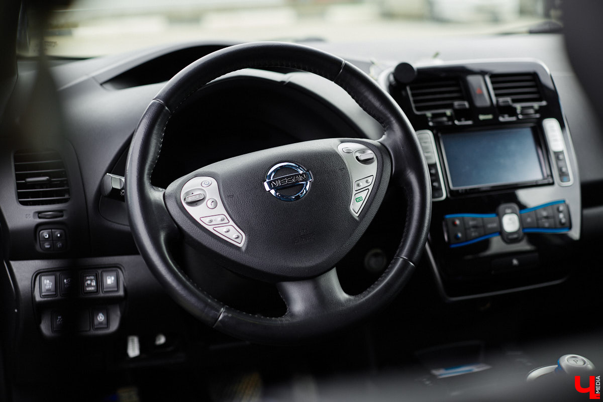 Сверкающая красная Tesla разрезала воздух, ловя восхищенные взгляды. Примерно так началась встреча владельцев электромобилей и гибридов в областном центре. Участие в ней приняли около 15 человек — владельцев и поклонников электрокаров. Пять авто выстроились в ряд перед «Белым домом». Самым везучим дали порулить Tesla. Интервью владельцев электрокаров и много-много шикарных фото — в материале «Ключ-Медиа».