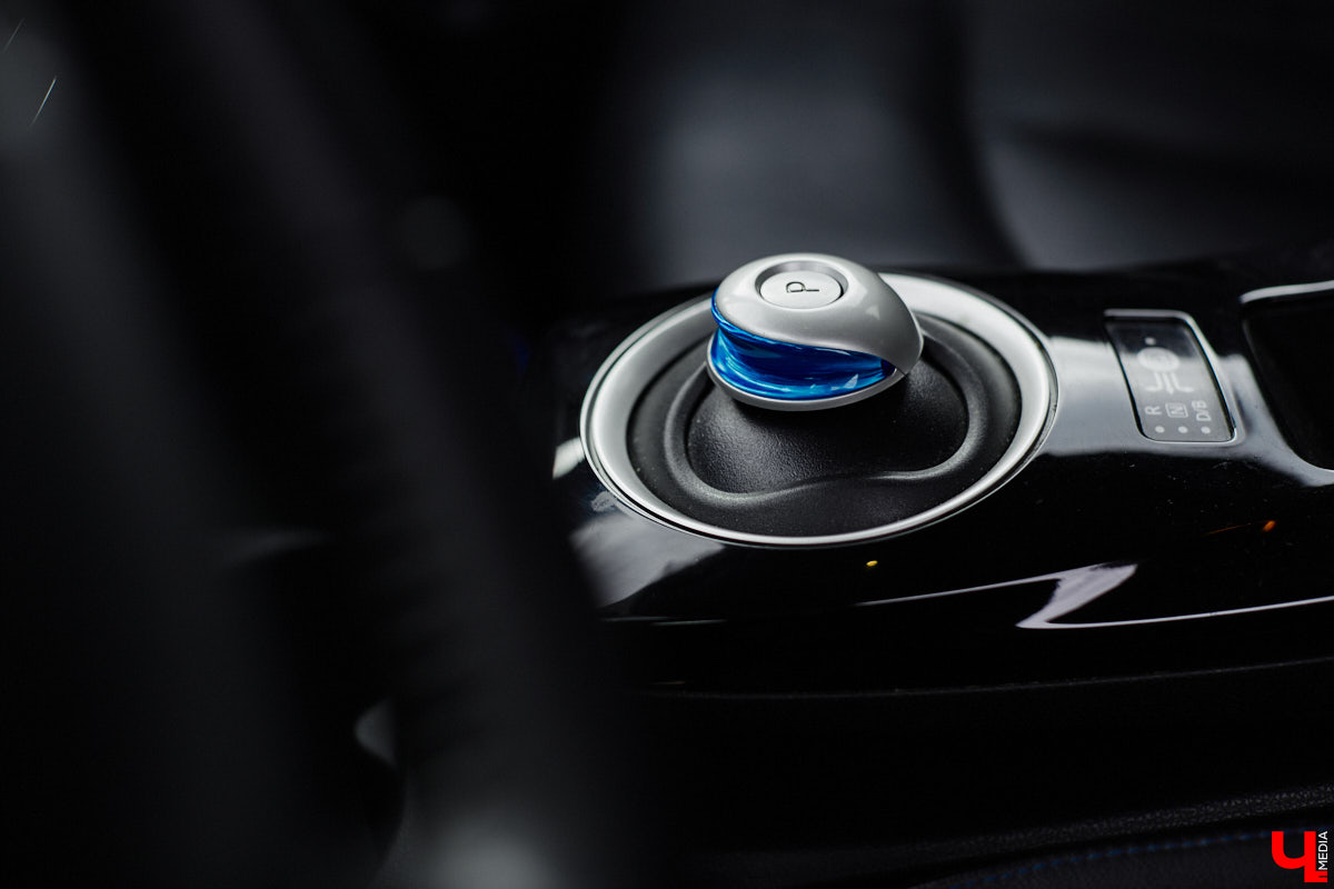 Сверкающая красная Tesla разрезала воздух, ловя восхищенные взгляды. Примерно так началась встреча владельцев электромобилей и гибридов в областном центре. Участие в ней приняли около 15 человек — владельцев и поклонников электрокаров. Пять авто выстроились в ряд перед «Белым домом». Самым везучим дали порулить Tesla. Интервью владельцев электрокаров и много-много шикарных фото — в материале «Ключ-Медиа».