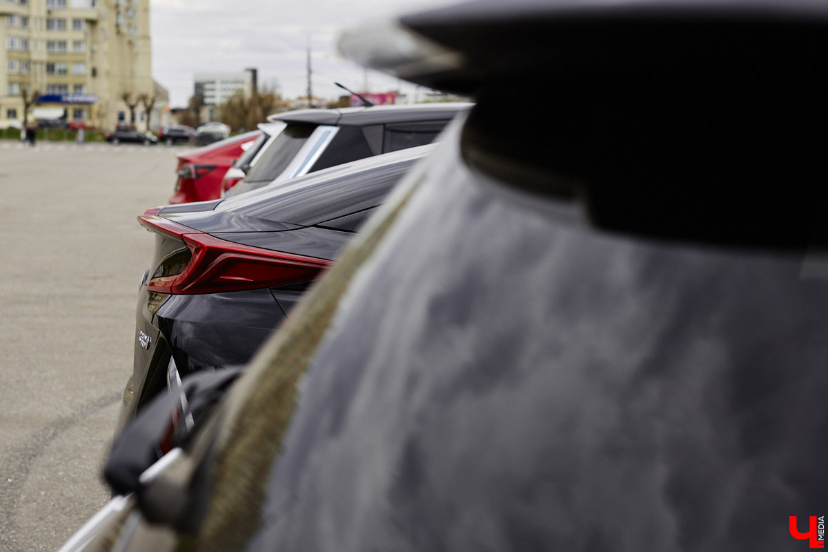 Сверкающая красная Tesla разрезала воздух, ловя восхищенные взгляды. Примерно так началась встреча владельцев электромобилей и гибридов в областном центре. Участие в ней приняли около 15 человек — владельцев и поклонников электрокаров. Пять авто выстроились в ряд перед «Белым домом». Самым везучим дали порулить Tesla. Интервью владельцев электрокаров и много-много шикарных фото — в материале «Ключ-Медиа».