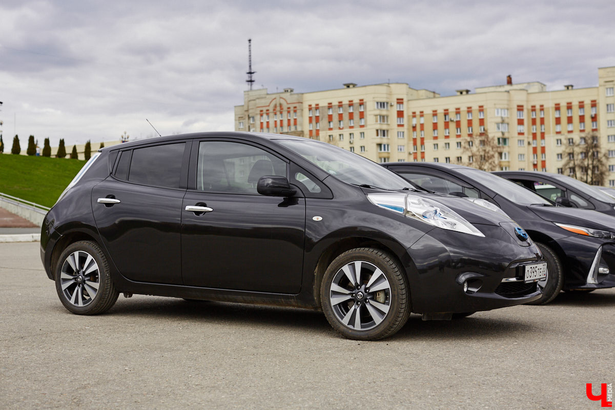 Сверкающая красная Tesla разрезала воздух, ловя восхищенные взгляды. Примерно так началась встреча владельцев электромобилей и гибридов в областном центре. Участие в ней приняли около 15 человек — владельцев и поклонников электрокаров. Пять авто выстроились в ряд перед «Белым домом». Самым везучим дали порулить Tesla. Интервью владельцев электрокаров и много-много шикарных фото — в материале «Ключ-Медиа».