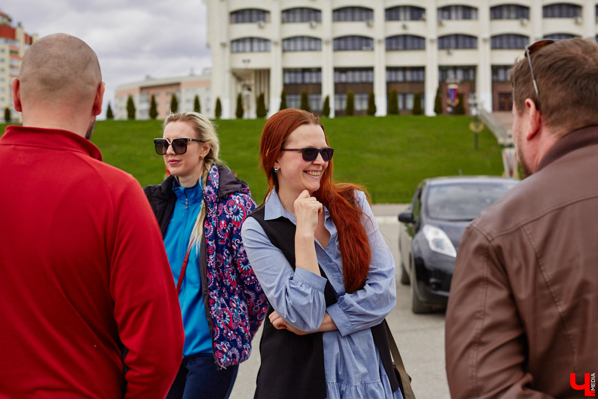 Сверкающая красная Tesla разрезала воздух, ловя восхищенные взгляды. Примерно так началась встреча владельцев электромобилей и гибридов в областном центре. Участие в ней приняли около 15 человек — владельцев и поклонников электрокаров. Пять авто выстроились в ряд перед «Белым домом». Самым везучим дали порулить Tesla. Интервью владельцев электрокаров и много-много шикарных фото — в материале «Ключ-Медиа».