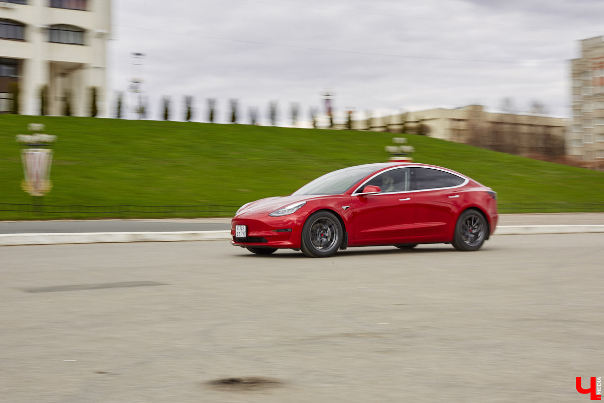 Сверкающая красная Tesla разрезала воздух, ловя восхищенные взгляды. Примерно так началась встреча владельцев электромобилей и гибридов в областном центре. Участие в ней приняли около 15 человек — владельцев и поклонников электрокаров. Пять авто выстроились в ряд перед «Белым домом». Самым везучим дали порулить Tesla. Интервью владельцев электрокаров и много-много шикарных фото — в материале «Ключ-Медиа».