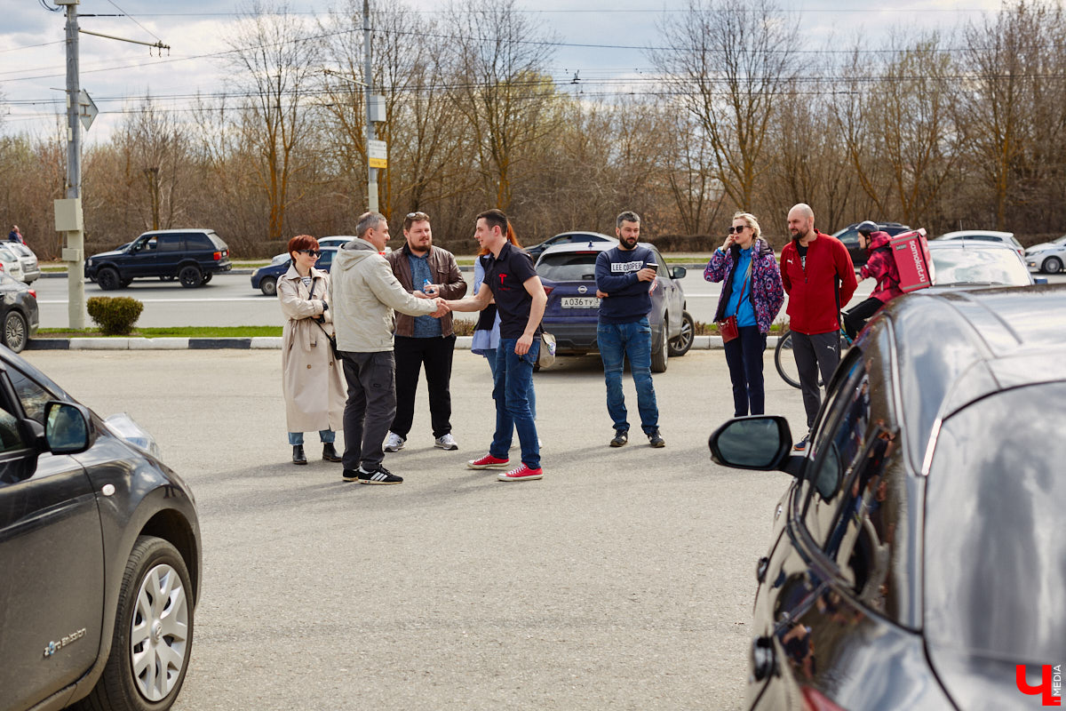 Сверкающая красная Tesla разрезала воздух, ловя восхищенные взгляды. Примерно так началась встреча владельцев электромобилей и гибридов в областном центре. Участие в ней приняли около 15 человек — владельцев и поклонников электрокаров. Пять авто выстроились в ряд перед «Белым домом». Самым везучим дали порулить Tesla. Интервью владельцев электрокаров и много-много шикарных фото — в материале «Ключ-Медиа».