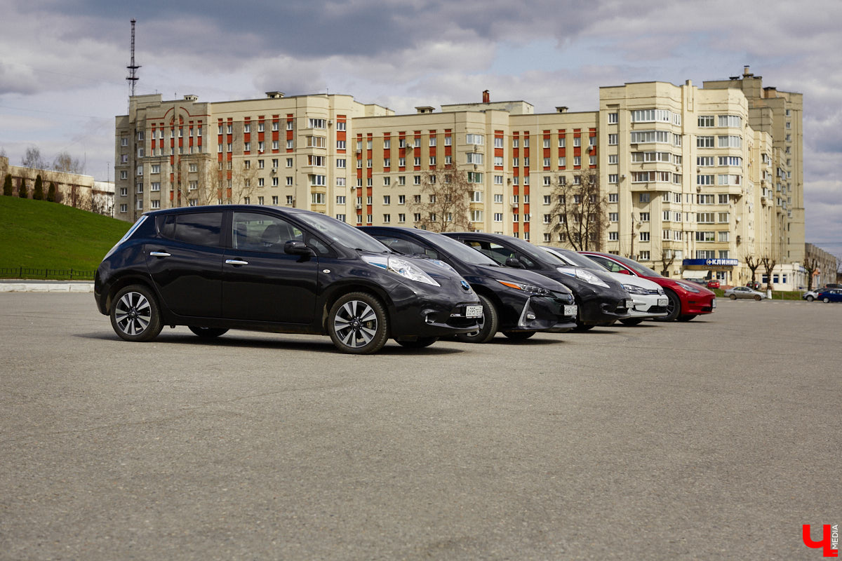 Сверкающая красная Tesla разрезала воздух, ловя восхищенные взгляды. Примерно так началась встреча владельцев электромобилей и гибридов в областном центре. Участие в ней приняли около 15 человек — владельцев и поклонников электрокаров. Пять авто выстроились в ряд перед «Белым домом». Самым везучим дали порулить Tesla. Интервью владельцев электрокаров и много-много шикарных фото — в материале «Ключ-Медиа».