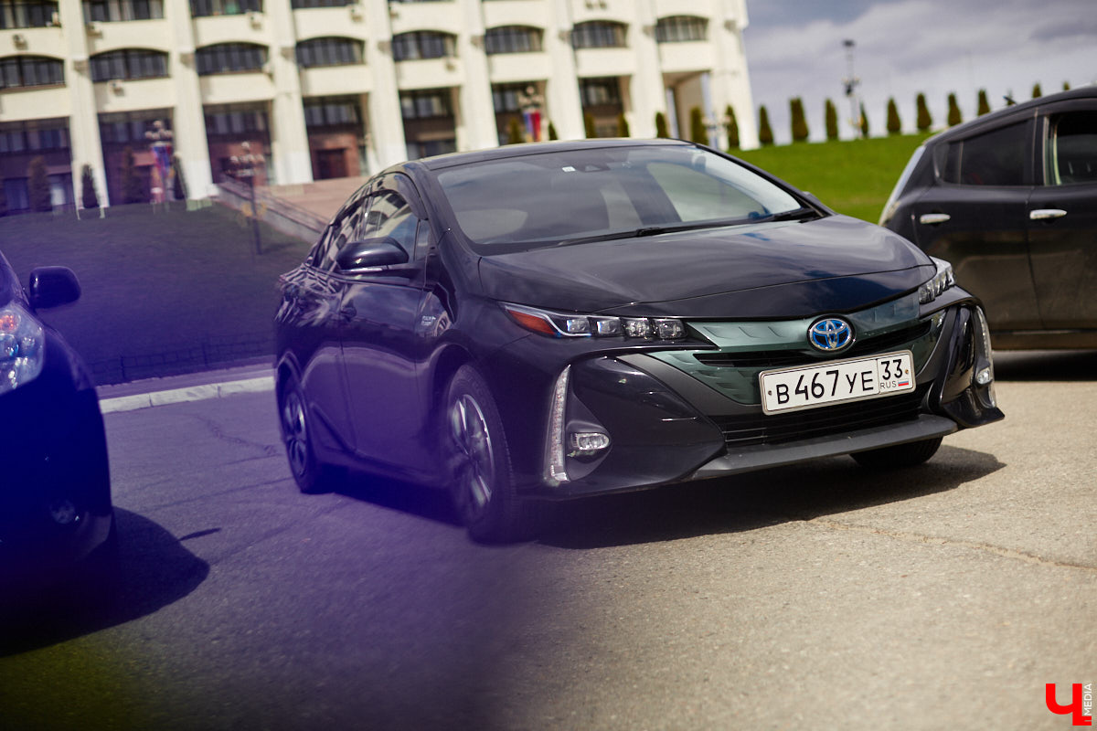 Сверкающая красная Tesla разрезала воздух, ловя восхищенные взгляды. Примерно так началась встреча владельцев электромобилей и гибридов в областном центре. Участие в ней приняли около 15 человек — владельцев и поклонников электрокаров. Пять авто выстроились в ряд перед «Белым домом». Самым везучим дали порулить Tesla. Интервью владельцев электрокаров и много-много шикарных фото — в материале «Ключ-Медиа».