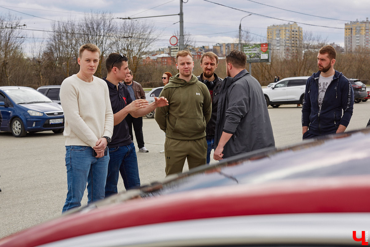 Сверкающая красная Tesla разрезала воздух, ловя восхищенные взгляды. Примерно так началась встреча владельцев электромобилей и гибридов в областном центре. Участие в ней приняли около 15 человек — владельцев и поклонников электрокаров. Пять авто выстроились в ряд перед «Белым домом». Самым везучим дали порулить Tesla. Интервью владельцев электрокаров и много-много шикарных фото — в материале «Ключ-Медиа».