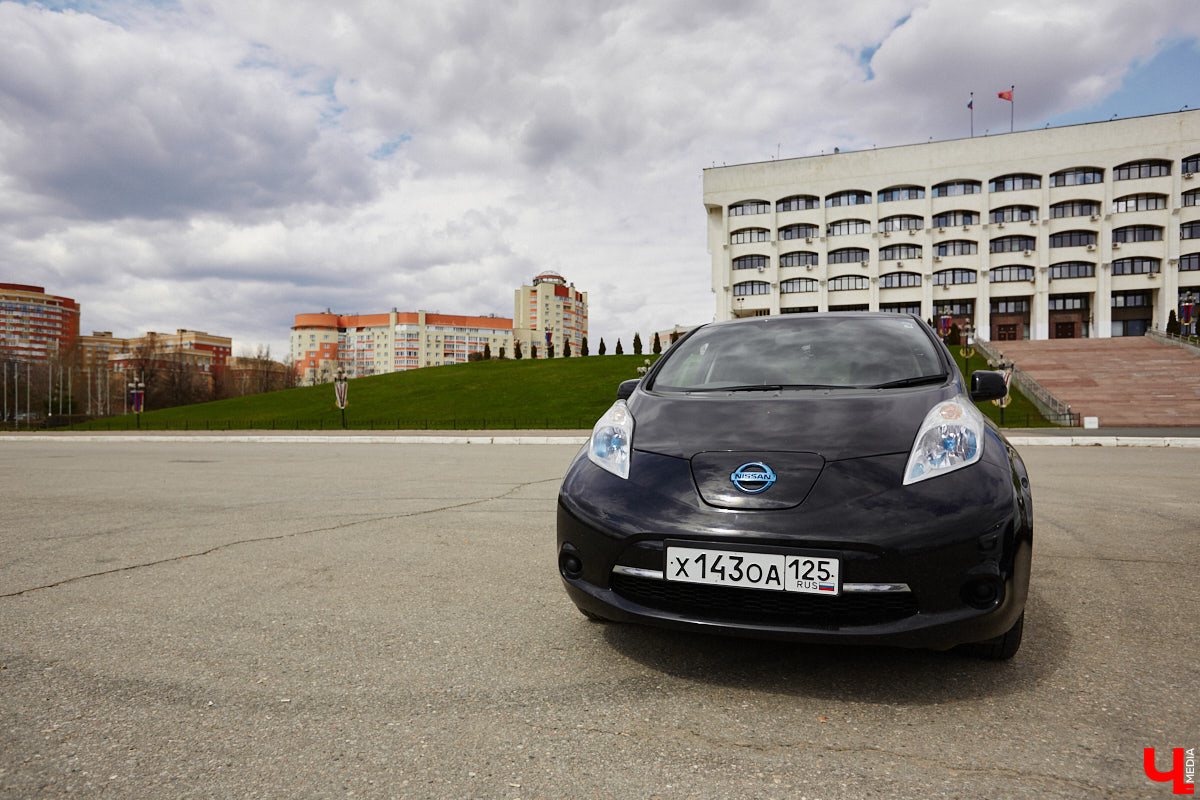 Сверкающая красная Tesla разрезала воздух, ловя восхищенные взгляды. Примерно так началась встреча владельцев электромобилей и гибридов в областном центре. Участие в ней приняли около 15 человек — владельцев и поклонников электрокаров. Пять авто выстроились в ряд перед «Белым домом». Самым везучим дали порулить Tesla. Интервью владельцев электрокаров и много-много шикарных фото — в материале «Ключ-Медиа».