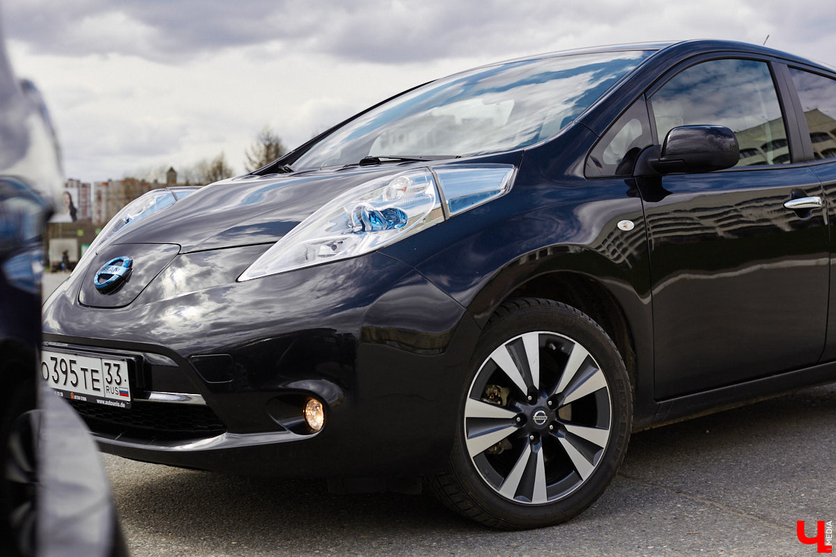 Сверкающая красная Tesla разрезала воздух, ловя восхищенные взгляды. Примерно так началась встреча владельцев электромобилей и гибридов в областном центре. Участие в ней приняли около 15 человек — владельцев и поклонников электрокаров. Пять авто выстроились в ряд перед «Белым домом». Самым везучим дали порулить Tesla. Интервью владельцев электрокаров и много-много шикарных фото — в материале «Ключ-Медиа».