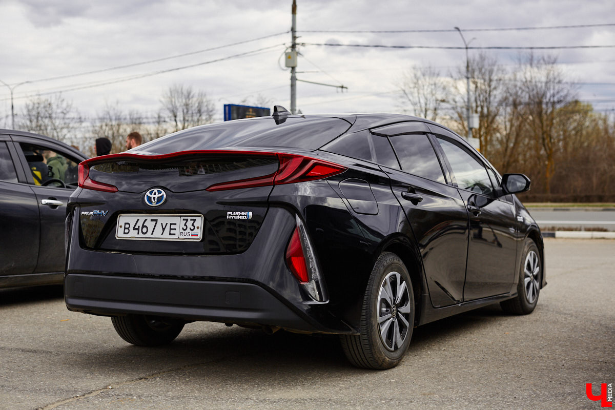 Сверкающая красная Tesla разрезала воздух, ловя восхищенные взгляды. Примерно так началась встреча владельцев электромобилей и гибридов в областном центре. Участие в ней приняли около 15 человек — владельцев и поклонников электрокаров. Пять авто выстроились в ряд перед «Белым домом». Самым везучим дали порулить Tesla. Интервью владельцев электрокаров и много-много шикарных фото — в материале «Ключ-Медиа».