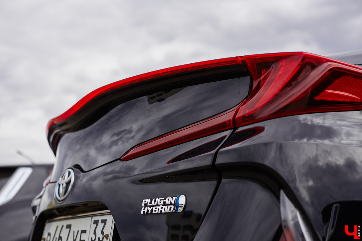 Сверкающая красная Tesla разрезала воздух, ловя восхищенные взгляды. Примерно так началась встреча владельцев электромобилей и гибридов в областном центре. Участие в ней приняли около 15 человек — владельцев и поклонников электрокаров. Пять авто выстроились в ряд перед «Белым домом». Самым везучим дали порулить Tesla. Интервью владельцев электрокаров и много-много шикарных фото — в материале «Ключ-Медиа».