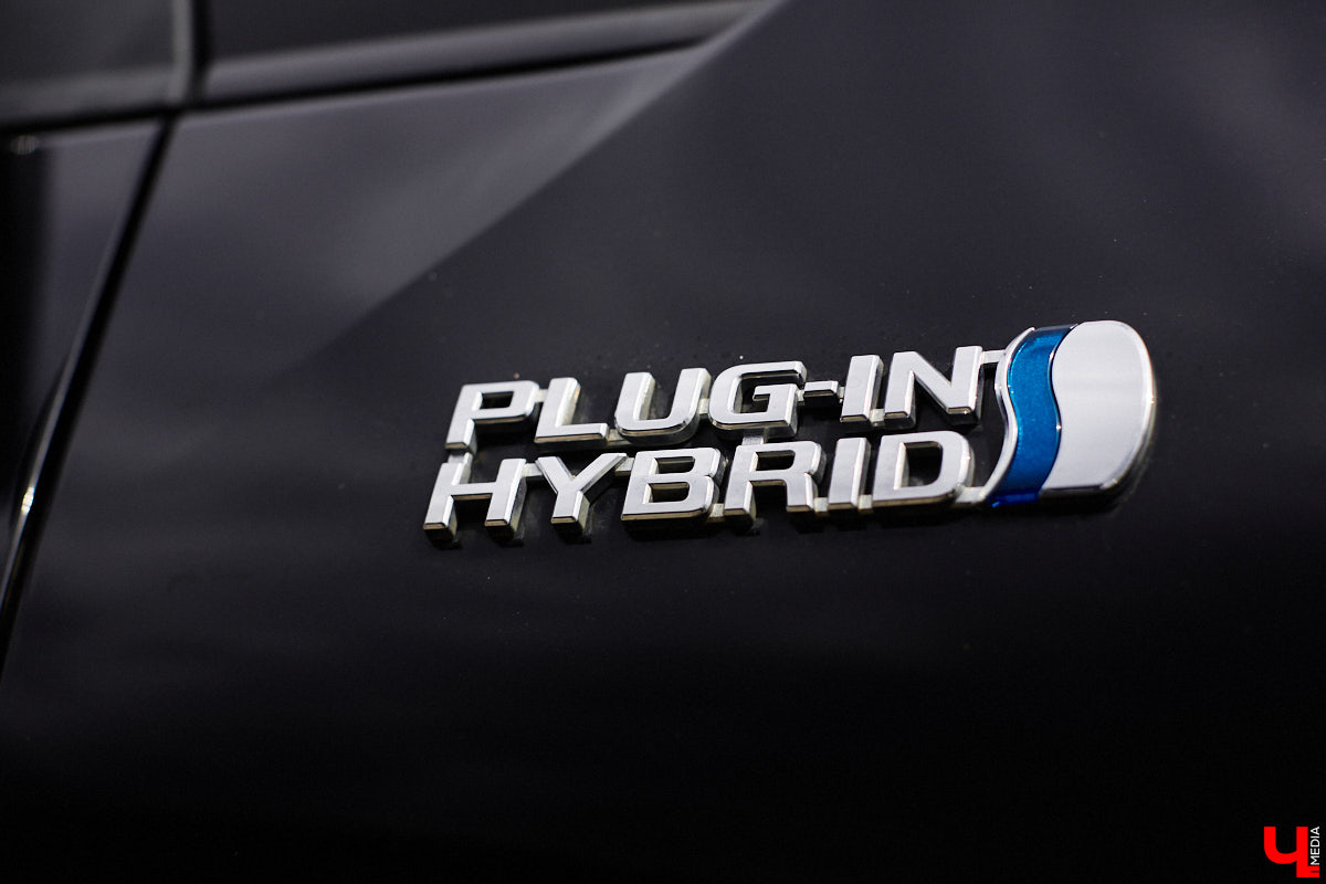 Сверкающая красная Tesla разрезала воздух, ловя восхищенные взгляды. Примерно так началась встреча владельцев электромобилей и гибридов в областном центре. Участие в ней приняли около 15 человек — владельцев и поклонников электрокаров. Пять авто выстроились в ряд перед «Белым домом». Самым везучим дали порулить Tesla. Интервью владельцев электрокаров и много-много шикарных фото — в материале «Ключ-Медиа».