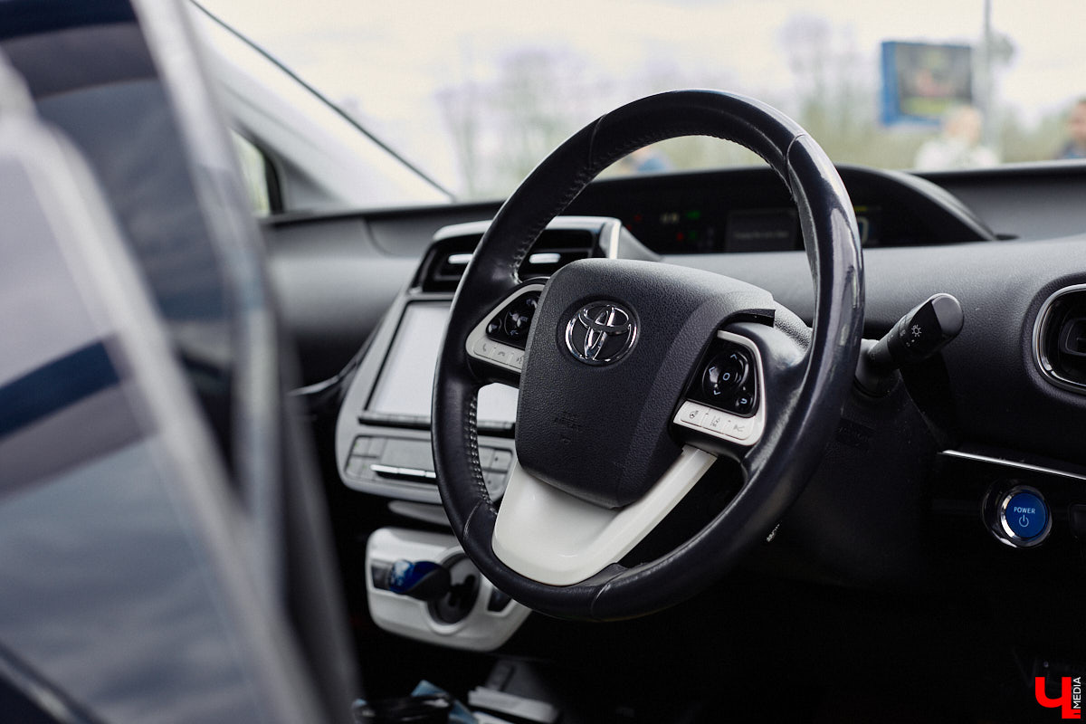 Сверкающая красная Tesla разрезала воздух, ловя восхищенные взгляды. Примерно так началась встреча владельцев электромобилей и гибридов в областном центре. Участие в ней приняли около 15 человек — владельцев и поклонников электрокаров. Пять авто выстроились в ряд перед «Белым домом». Самым везучим дали порулить Tesla. Интервью владельцев электрокаров и много-много шикарных фото — в материале «Ключ-Медиа».