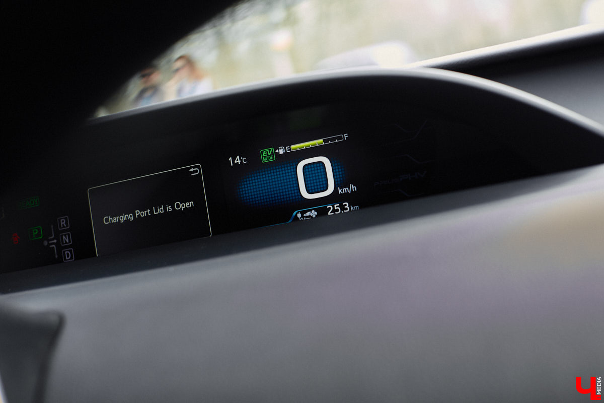 Сверкающая красная Tesla разрезала воздух, ловя восхищенные взгляды. Примерно так началась встреча владельцев электромобилей и гибридов в областном центре. Участие в ней приняли около 15 человек — владельцев и поклонников электрокаров. Пять авто выстроились в ряд перед «Белым домом». Самым везучим дали порулить Tesla. Интервью владельцев электрокаров и много-много шикарных фото — в материале «Ключ-Медиа».