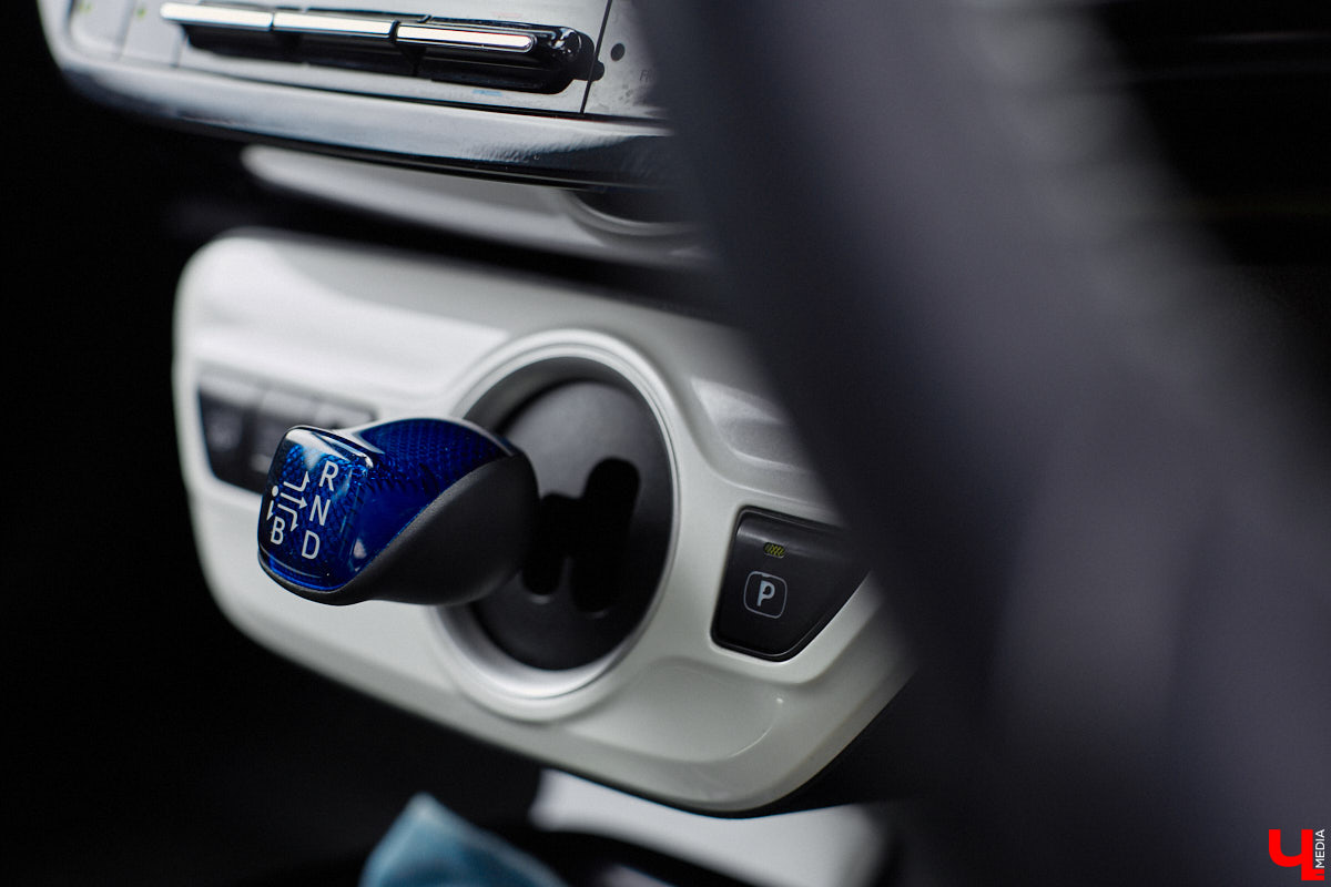 Сверкающая красная Tesla разрезала воздух, ловя восхищенные взгляды. Примерно так началась встреча владельцев электромобилей и гибридов в областном центре. Участие в ней приняли около 15 человек — владельцев и поклонников электрокаров. Пять авто выстроились в ряд перед «Белым домом». Самым везучим дали порулить Tesla. Интервью владельцев электрокаров и много-много шикарных фото — в материале «Ключ-Медиа».