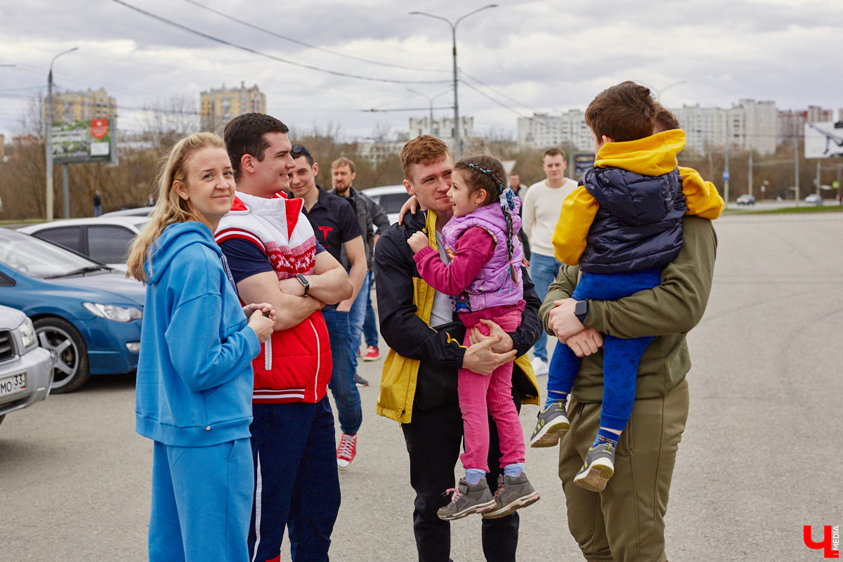 Сверкающая красная Tesla разрезала воздух, ловя восхищенные взгляды. Примерно так началась встреча владельцев электромобилей и гибридов в областном центре. Участие в ней приняли около 15 человек — владельцев и поклонников электрокаров. Пять авто выстроились в ряд перед «Белым домом». Самым везучим дали порулить Tesla. Интервью владельцев электрокаров и много-много шикарных фото — в материале «Ключ-Медиа».