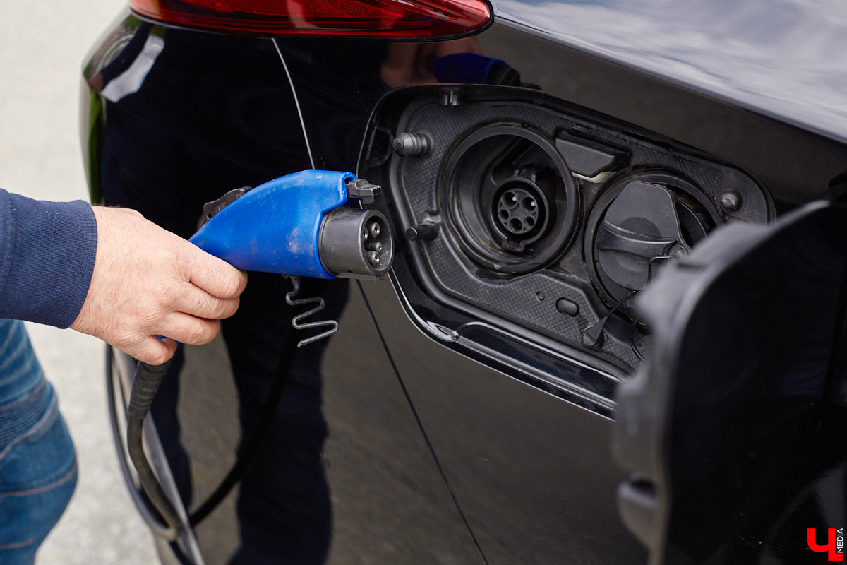 Сверкающая красная Tesla разрезала воздух, ловя восхищенные взгляды. Примерно так началась встреча владельцев электромобилей и гибридов в областном центре. Участие в ней приняли около 15 человек — владельцев и поклонников электрокаров. Пять авто выстроились в ряд перед «Белым домом». Самым везучим дали порулить Tesla. Интервью владельцев электрокаров и много-много шикарных фото — в материале «Ключ-Медиа».