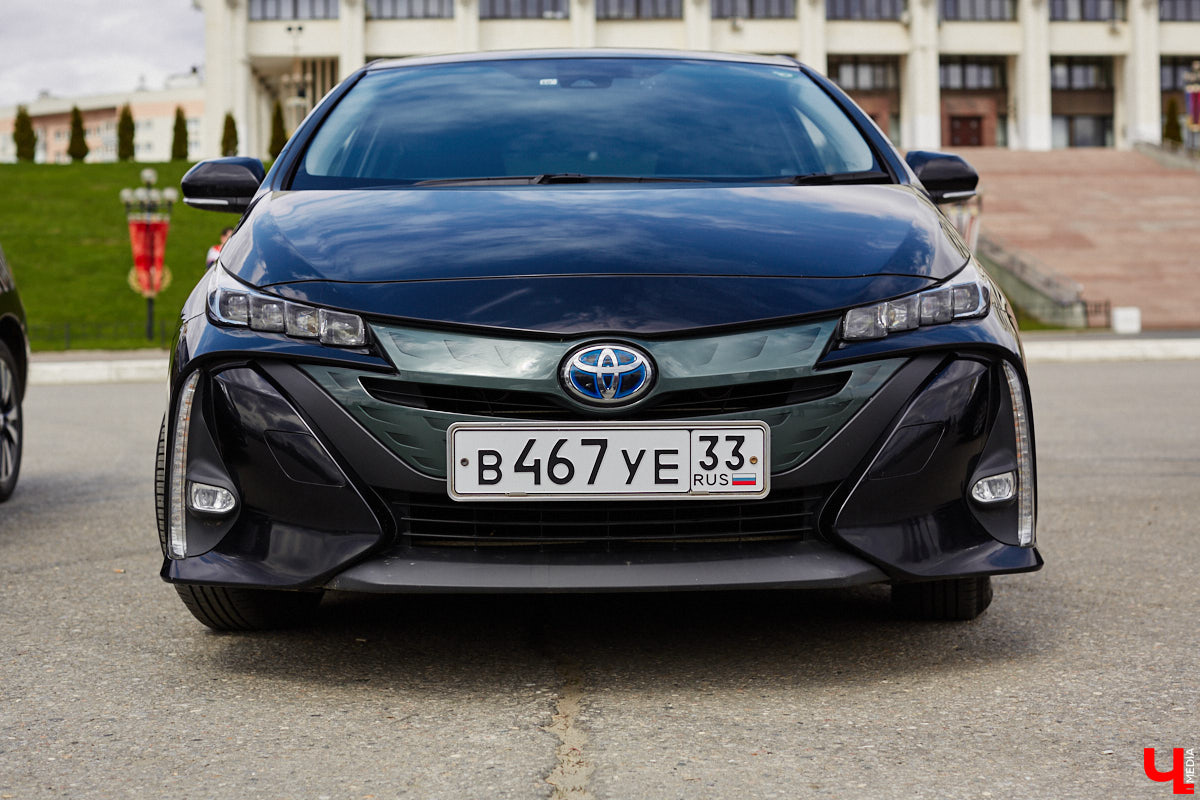 Сверкающая красная Tesla разрезала воздух, ловя восхищенные взгляды. Примерно так началась встреча владельцев электромобилей и гибридов в областном центре. Участие в ней приняли около 15 человек — владельцев и поклонников электрокаров. Пять авто выстроились в ряд перед «Белым домом». Самым везучим дали порулить Tesla. Интервью владельцев электрокаров и много-много шикарных фото — в материале «Ключ-Медиа».