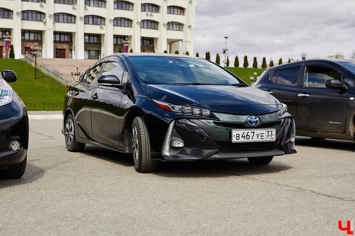 Сверкающая красная Tesla разрезала воздух, ловя восхищенные взгляды. Примерно так началась встреча владельцев электромобилей и гибридов в областном центре. Участие в ней приняли около 15 человек — владельцев и поклонников электрокаров. Пять авто выстроились в ряд перед «Белым домом». Самым везучим дали порулить Tesla. Интервью владельцев электрокаров и много-много шикарных фото — в материале «Ключ-Медиа».