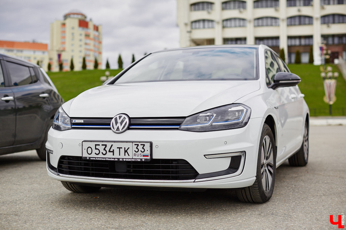 Сверкающая красная Tesla разрезала воздух, ловя восхищенные взгляды. Примерно так началась встреча владельцев электромобилей и гибридов в областном центре. Участие в ней приняли около 15 человек — владельцев и поклонников электрокаров. Пять авто выстроились в ряд перед «Белым домом». Самым везучим дали порулить Tesla. Интервью владельцев электрокаров и много-много шикарных фото — в материале «Ключ-Медиа».