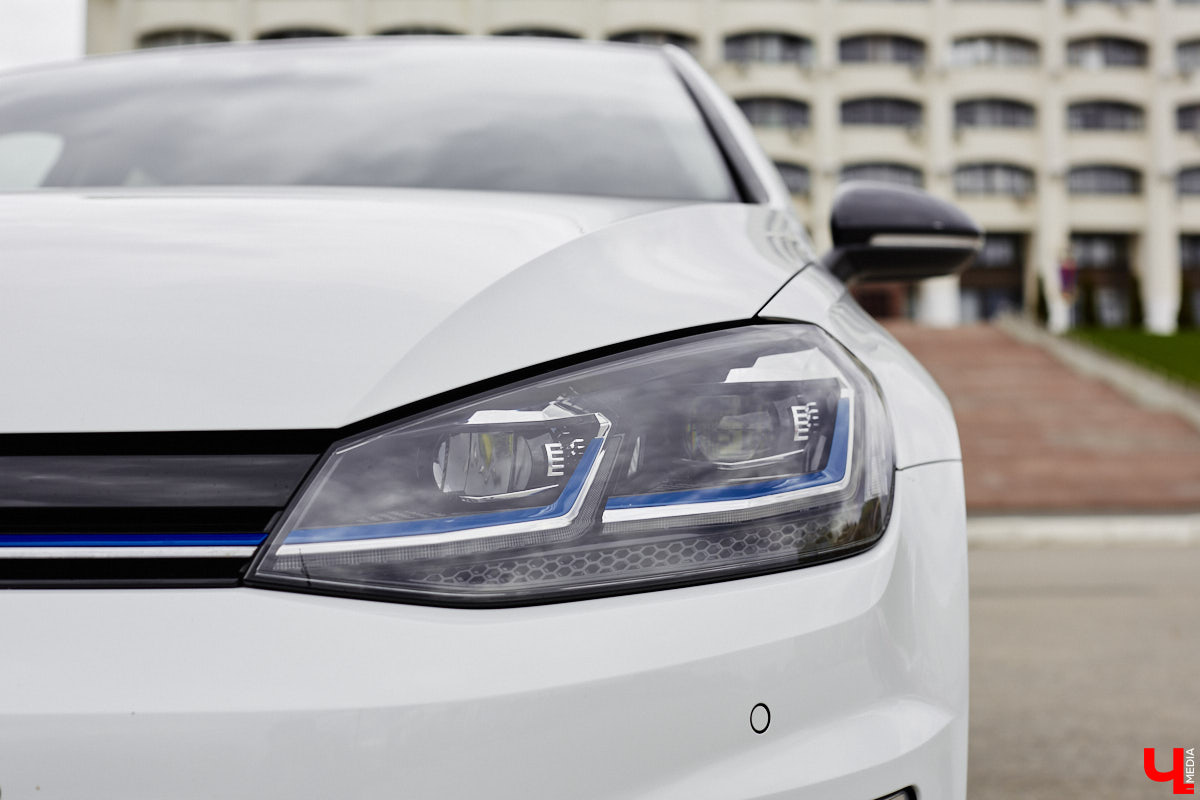 Сверкающая красная Tesla разрезала воздух, ловя восхищенные взгляды. Примерно так началась встреча владельцев электромобилей и гибридов в областном центре. Участие в ней приняли около 15 человек — владельцев и поклонников электрокаров. Пять авто выстроились в ряд перед «Белым домом». Самым везучим дали порулить Tesla. Интервью владельцев электрокаров и много-много шикарных фото — в материале «Ключ-Медиа».