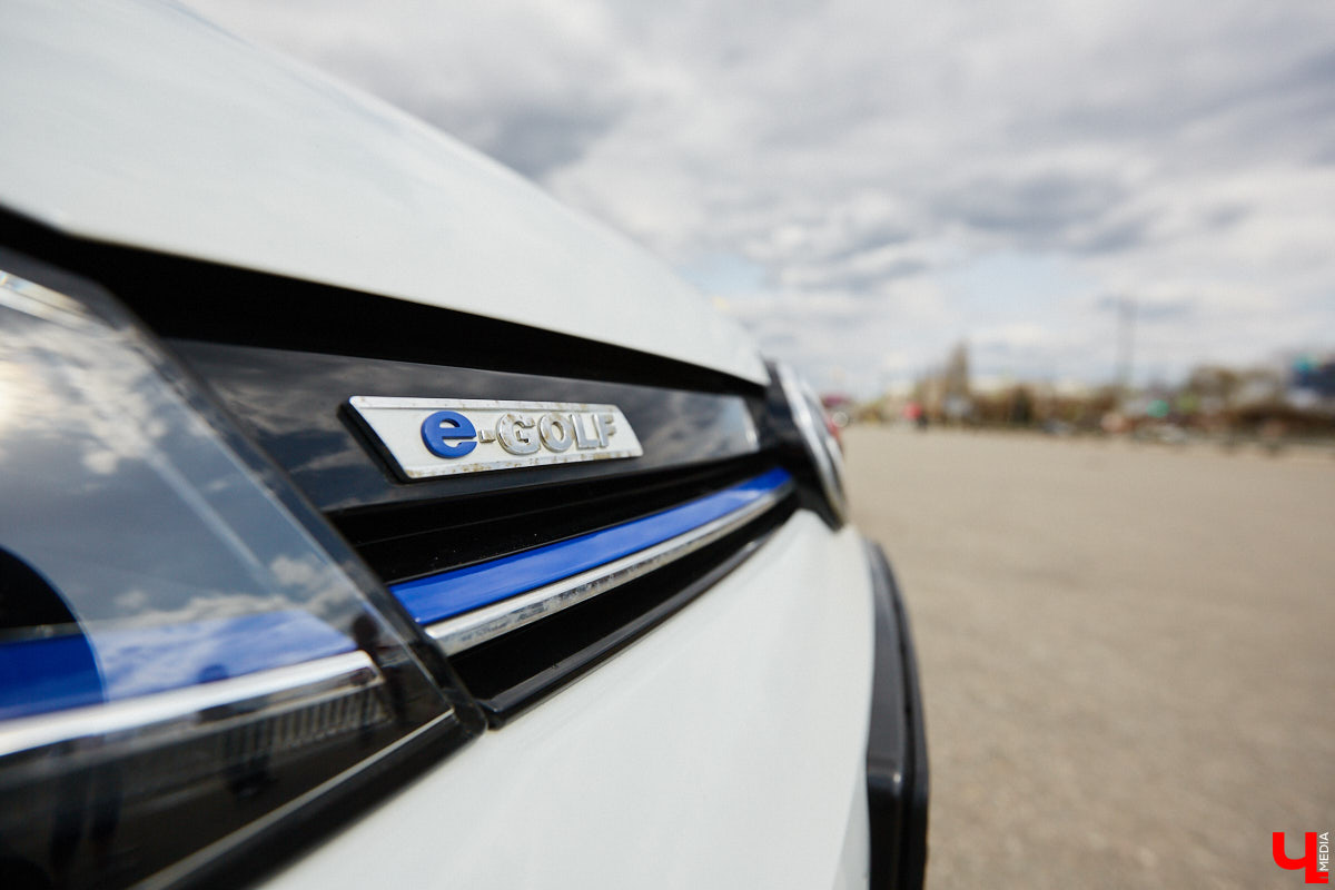 Сверкающая красная Tesla разрезала воздух, ловя восхищенные взгляды. Примерно так началась встреча владельцев электромобилей и гибридов в областном центре. Участие в ней приняли около 15 человек — владельцев и поклонников электрокаров. Пять авто выстроились в ряд перед «Белым домом». Самым везучим дали порулить Tesla. Интервью владельцев электрокаров и много-много шикарных фото — в материале «Ключ-Медиа».