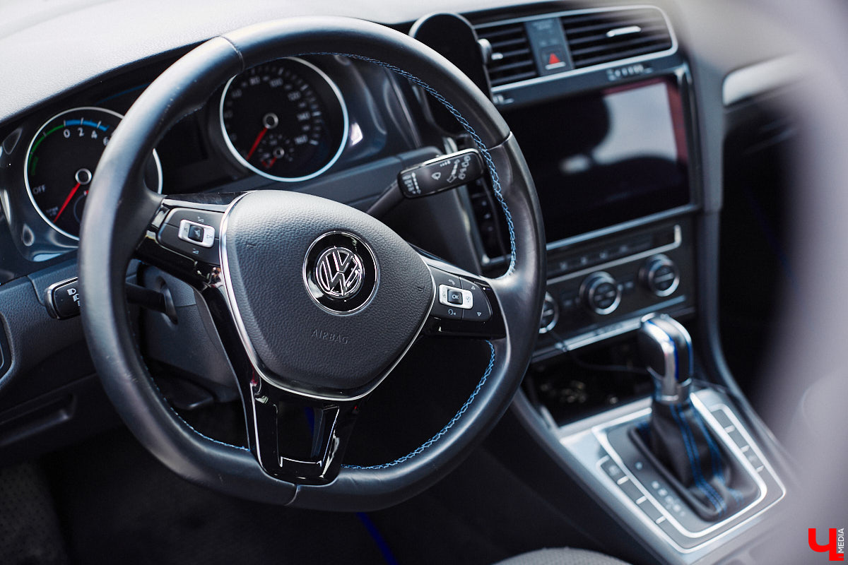 Сверкающая красная Tesla разрезала воздух, ловя восхищенные взгляды. Примерно так началась встреча владельцев электромобилей и гибридов в областном центре. Участие в ней приняли около 15 человек — владельцев и поклонников электрокаров. Пять авто выстроились в ряд перед «Белым домом». Самым везучим дали порулить Tesla. Интервью владельцев электрокаров и много-много шикарных фото — в материале «Ключ-Медиа».