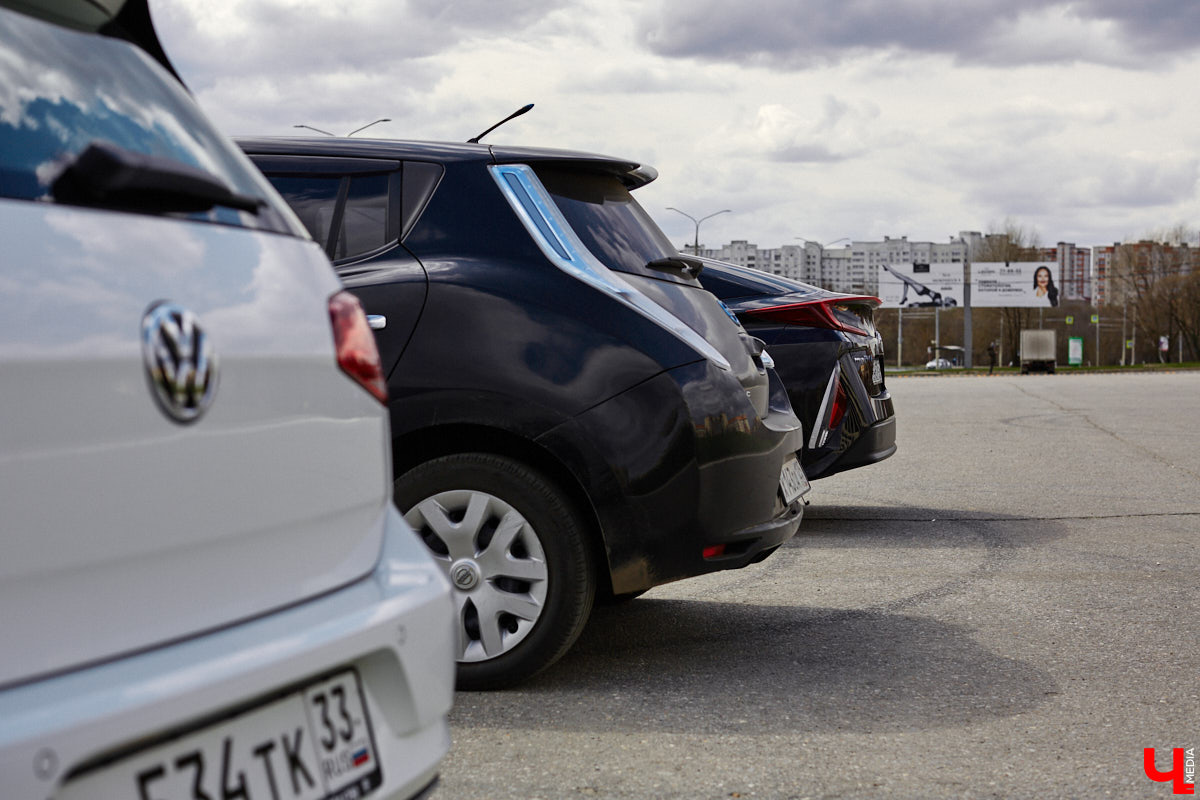 Сверкающая красная Tesla разрезала воздух, ловя восхищенные взгляды. Примерно так началась встреча владельцев электромобилей и гибридов в областном центре. Участие в ней приняли около 15 человек — владельцев и поклонников электрокаров. Пять авто выстроились в ряд перед «Белым домом». Самым везучим дали порулить Tesla. Интервью владельцев электрокаров и много-много шикарных фото — в материале «Ключ-Медиа».