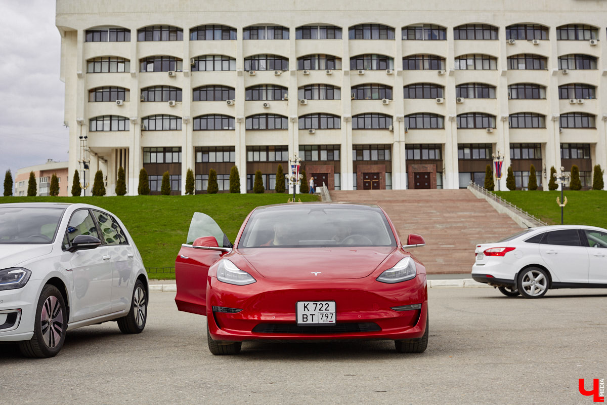 Сверкающая красная Tesla разрезала воздух, ловя восхищенные взгляды. Примерно так началась встреча владельцев электромобилей и гибридов в областном центре. Участие в ней приняли около 15 человек — владельцев и поклонников электрокаров. Пять авто выстроились в ряд перед «Белым домом». Самым везучим дали порулить Tesla. Интервью владельцев электрокаров и много-много шикарных фото — в материале «Ключ-Медиа».