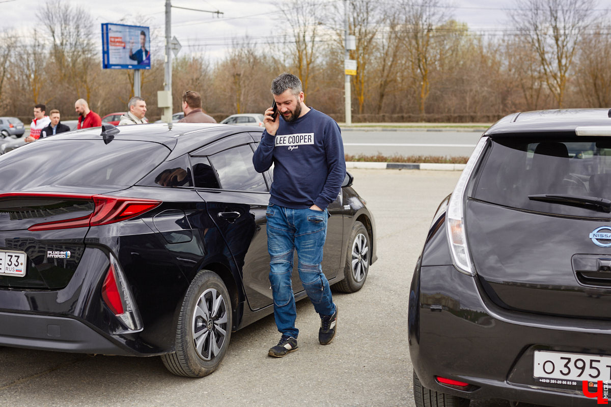Сверкающая красная Tesla разрезала воздух, ловя восхищенные взгляды. Примерно так началась встреча владельцев электромобилей и гибридов в областном центре. Участие в ней приняли около 15 человек — владельцев и поклонников электрокаров. Пять авто выстроились в ряд перед «Белым домом». Самым везучим дали порулить Tesla. Интервью владельцев электрокаров и много-много шикарных фото — в материале «Ключ-Медиа».