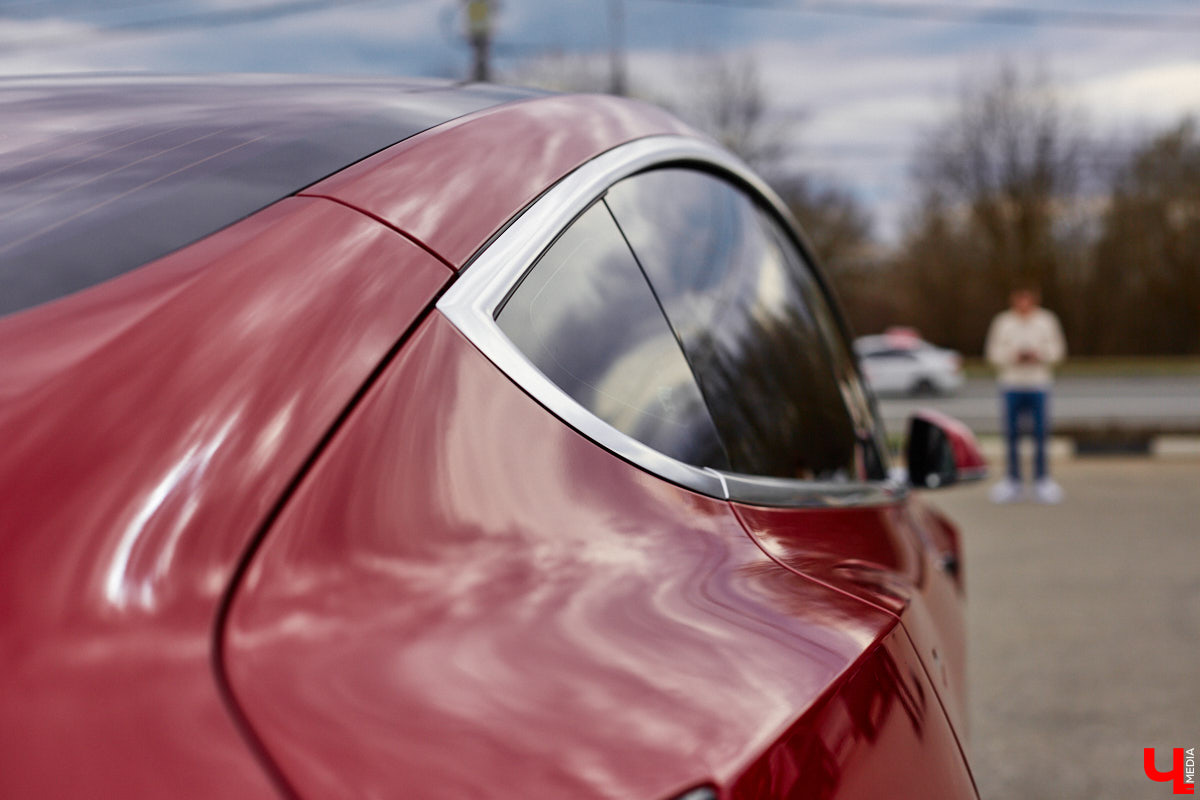 Сверкающая красная Tesla разрезала воздух, ловя восхищенные взгляды. Примерно так началась встреча владельцев электромобилей и гибридов в областном центре. Участие в ней приняли около 15 человек — владельцев и поклонников электрокаров. Пять авто выстроились в ряд перед «Белым домом». Самым везучим дали порулить Tesla. Интервью владельцев электрокаров и много-много шикарных фото — в материале «Ключ-Медиа».