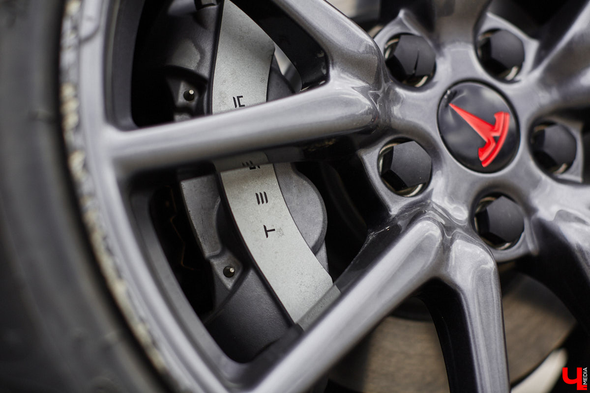 Сверкающая красная Tesla разрезала воздух, ловя восхищенные взгляды. Примерно так началась встреча владельцев электромобилей и гибридов в областном центре. Участие в ней приняли около 15 человек — владельцев и поклонников электрокаров. Пять авто выстроились в ряд перед «Белым домом». Самым везучим дали порулить Tesla. Интервью владельцев электрокаров и много-много шикарных фото — в материале «Ключ-Медиа».